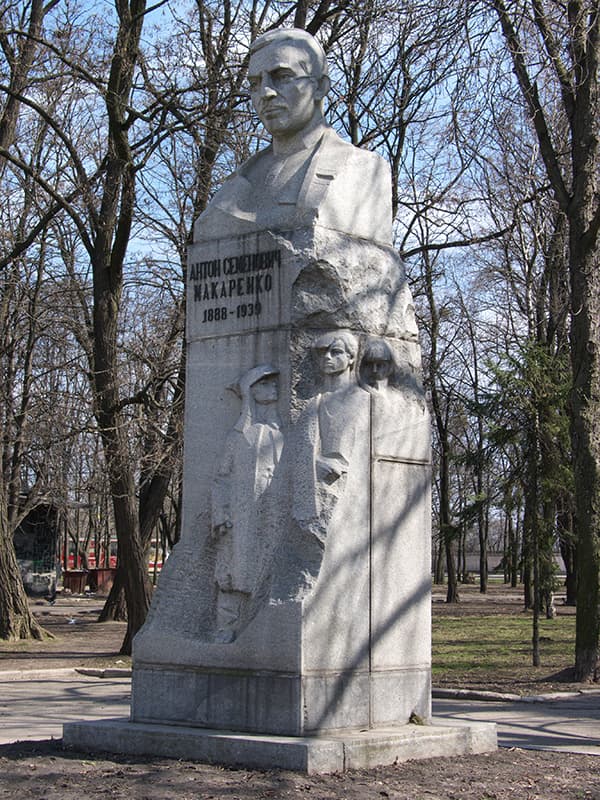 Памятник Антону Макаренко