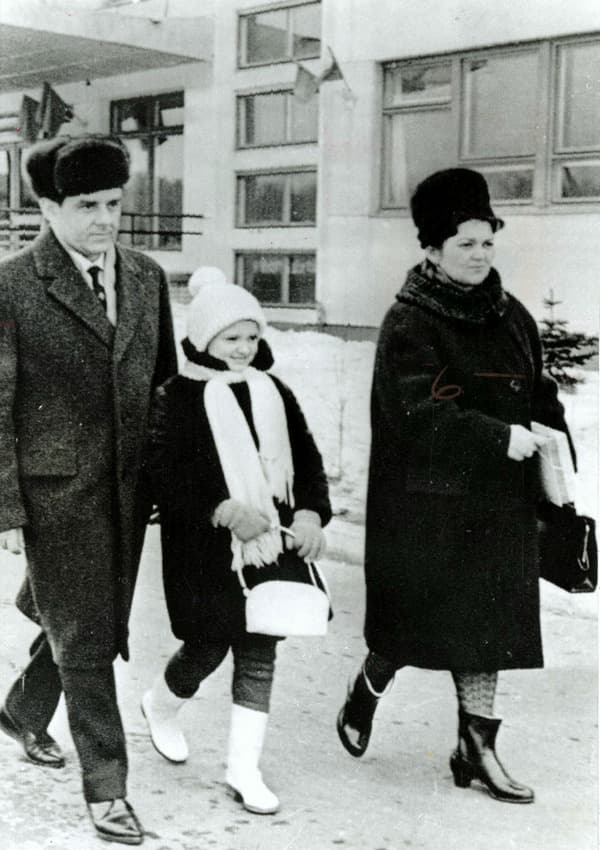 Владимир Комаров с женой и дочерью