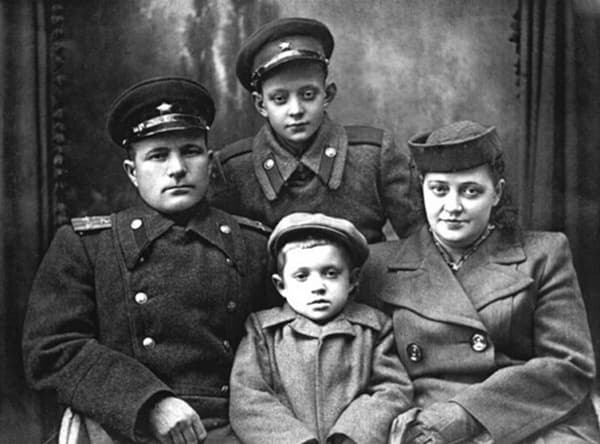 Лев Перфилов с семьей