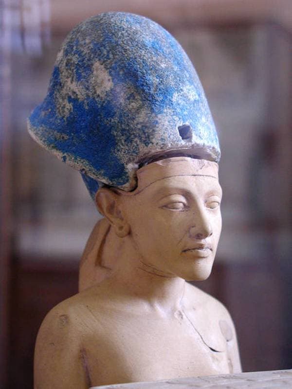 Эхнатон в голубой короне «хепреш»