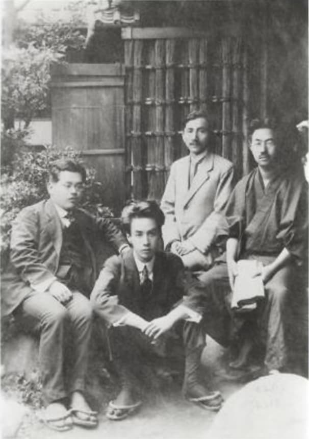 Рюноскэ Акутагава (второй слева) с друзьями