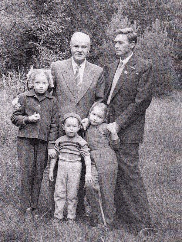 Маленький Вячеслав Никонов, его сестры, отец Алексей Никонов и дед Вячеслав Молотов