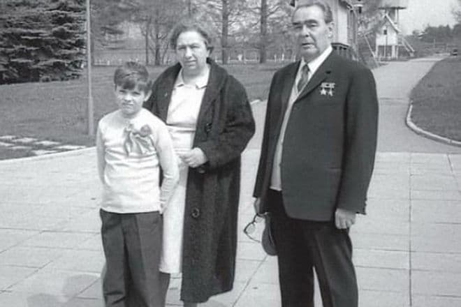 Виктория Брежнева с мужем и внучкой