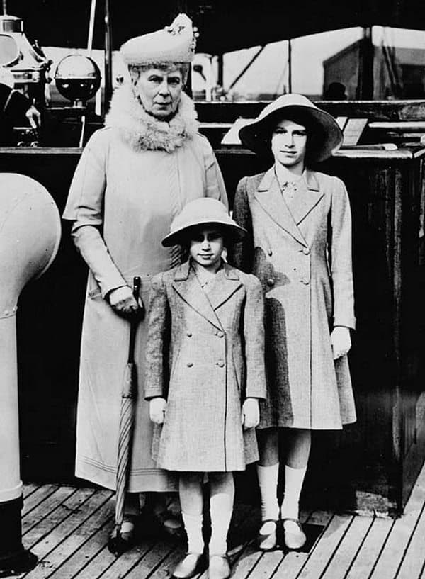 Елизавета II и принцесса Маргарет с бабушкой, королевой Марией