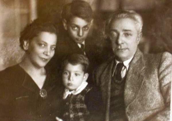 Лев Збарский в детстве с родителями и младшим братом