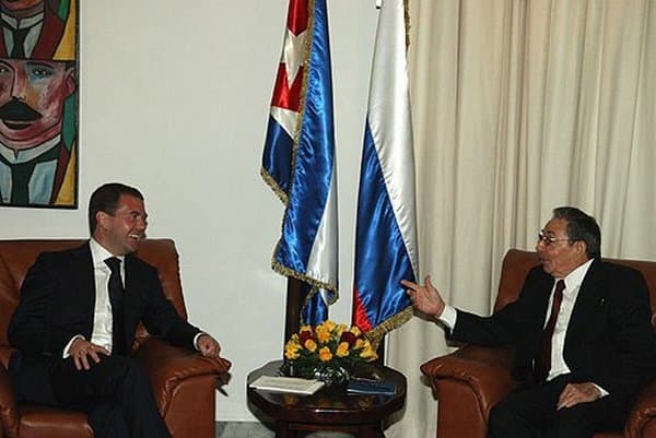 Рауль Кастро и Дмитрий Медведев