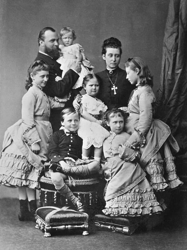 Елизавета Федоровна в детстве с семьей