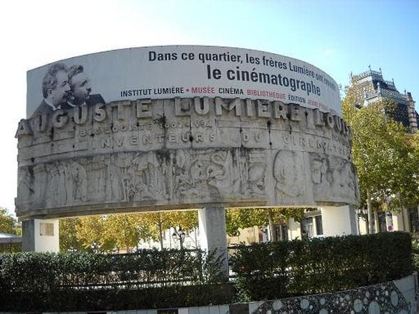 Памятник братьям Люмьер