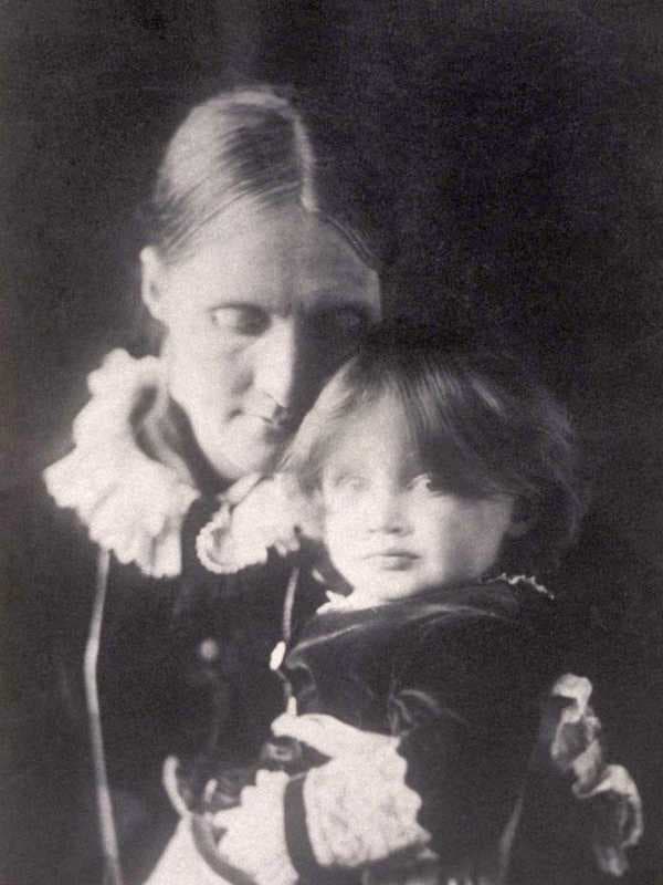 Вирджиния Вулф в детстве на руках у матери