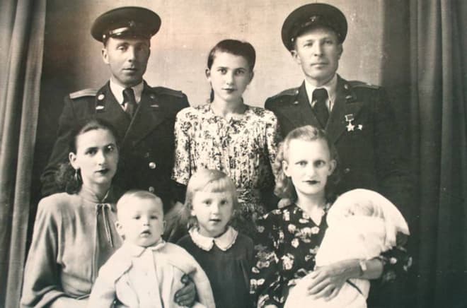 Семён Коновалов с женой Надеждой и их дочерью Ириной (на руках)