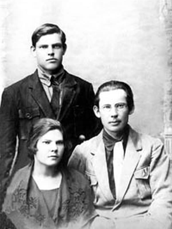 Александр Волков в молодости с сестрой Людмилой и братом Михаилом