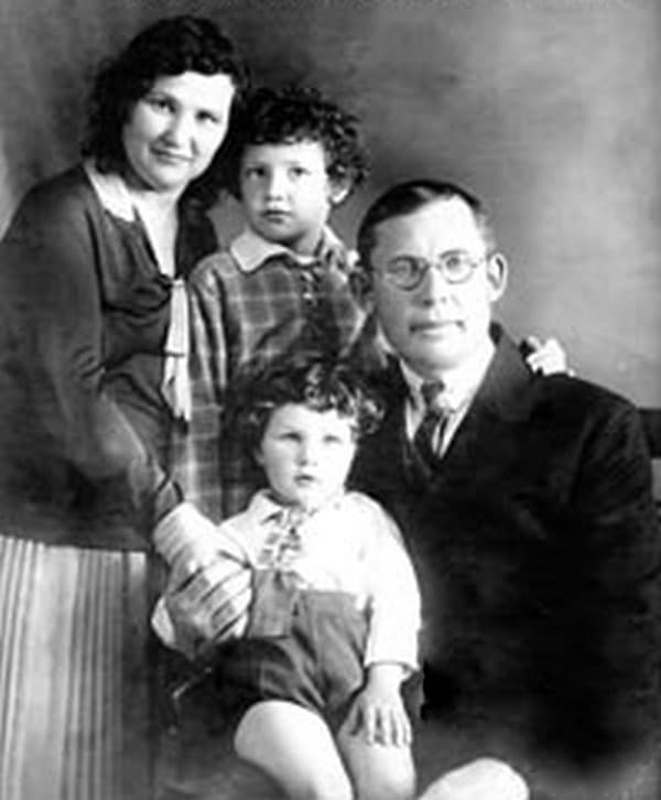 Александр Волков с женой и детьми