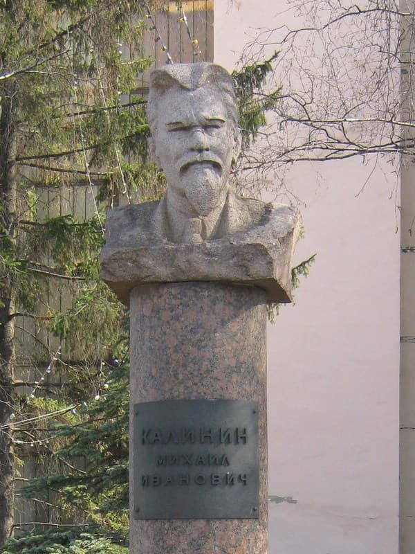 Памятник Михаилу Калинину в Чебоксарах