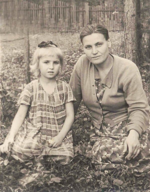 Галина Коньшина в детстве с мамой