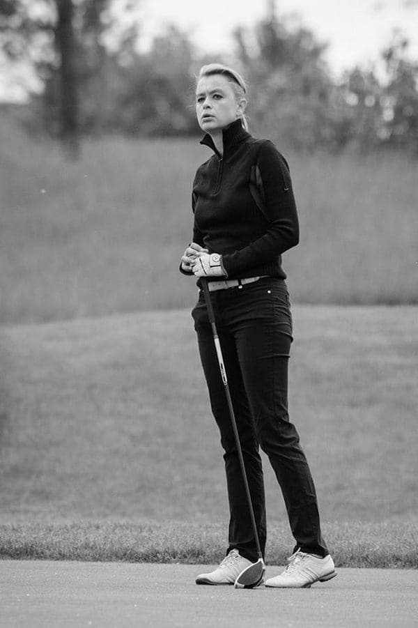 Евгения Ефимова играет в гольф
