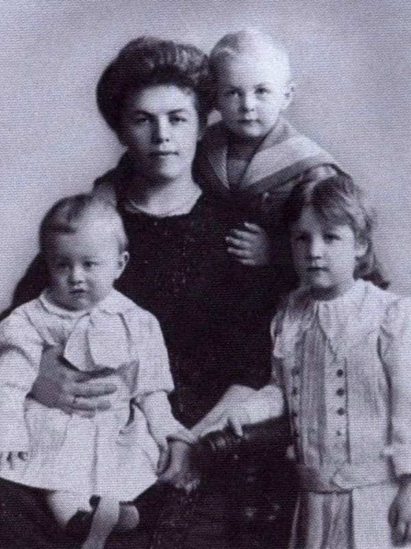Иван Ефремов в детстве с матерью, братом и сестрой