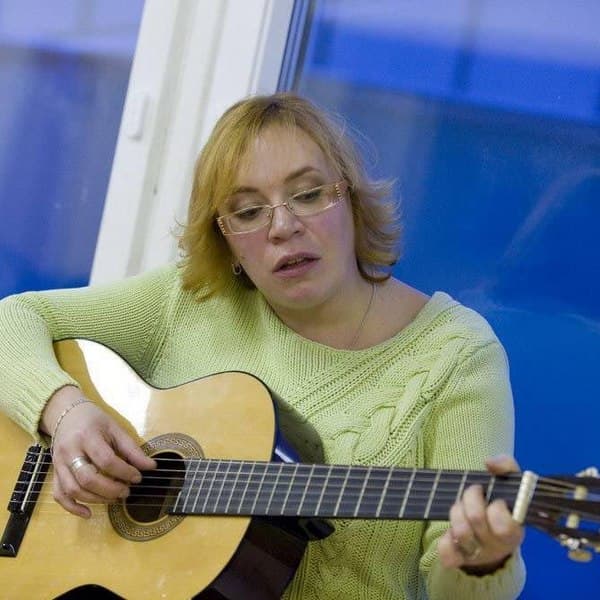 Ольга Прохватыло с гитарой