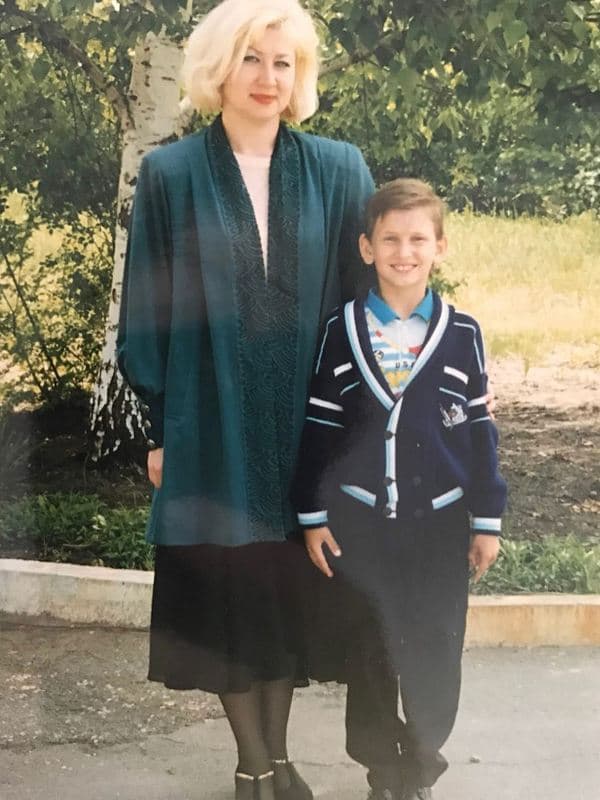 Дмитрий Белоцерковский в детстве с первой учительницей