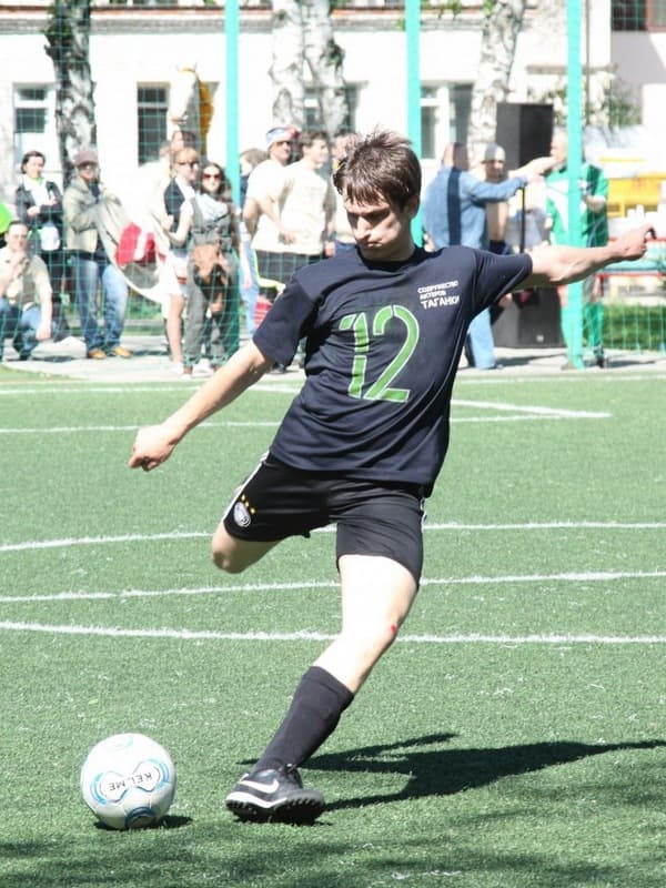 Дмитрий Белоцерковский играет в футбол