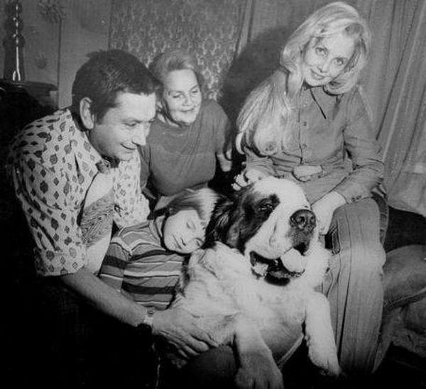 Борис Егоров и Наталья Кустинская с семьей