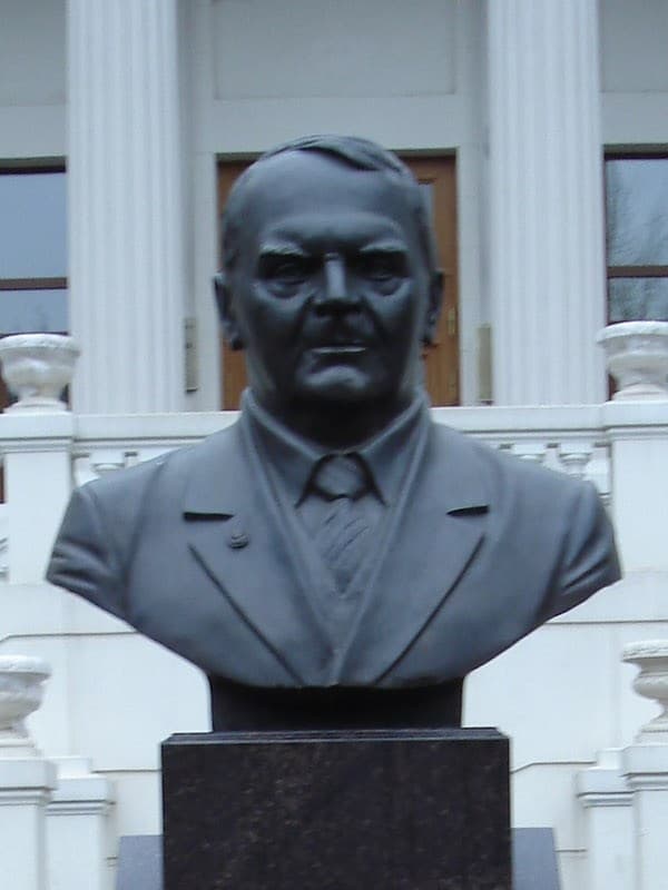 Памятник Юрию Жданову