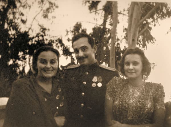 Серго Берия с мамой и женой