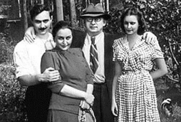 Серго Берия с родителями и женой