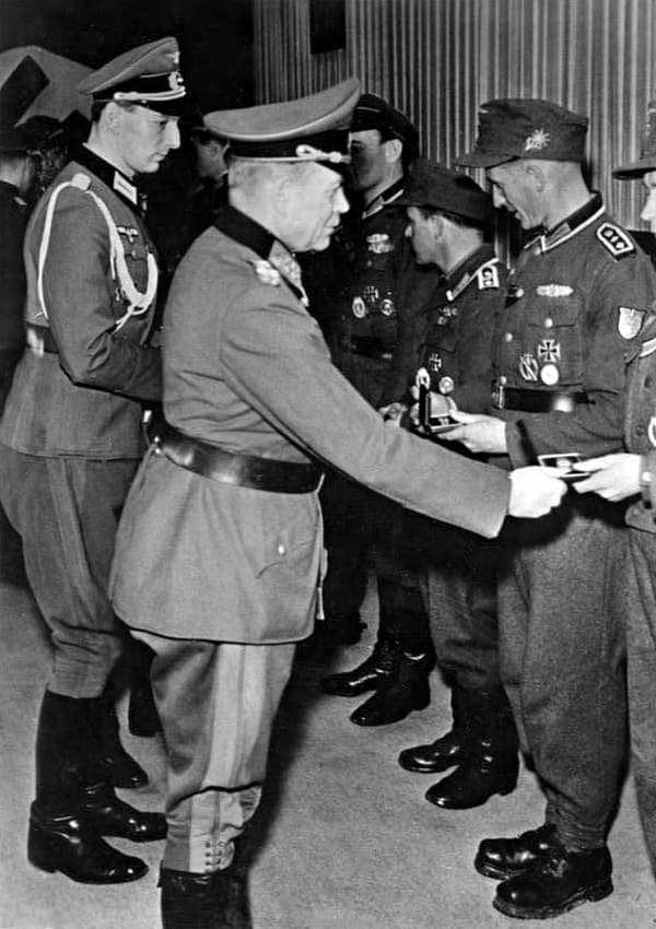 Гейнц Гудериан вручает награды солдатам