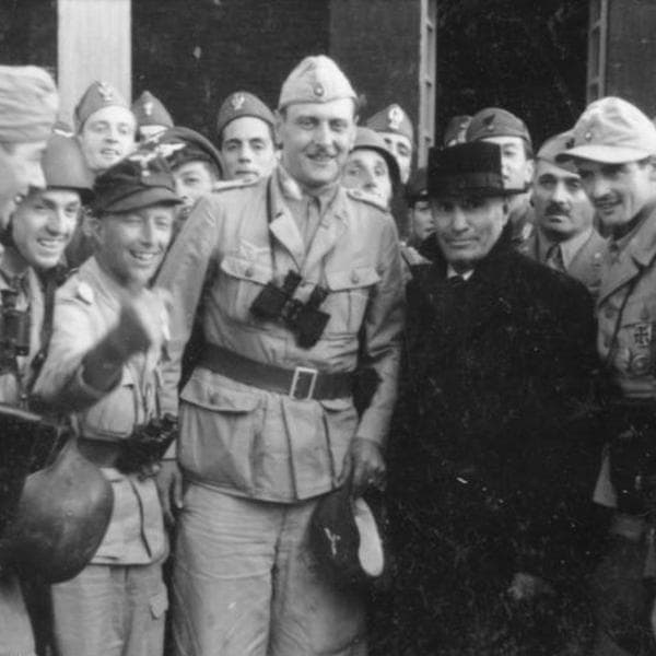 Отто Скорцени с освобожденным Бенито Муссолини