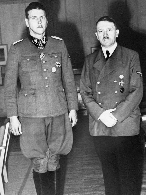 Отто Скорцени и Адольф Гитлер