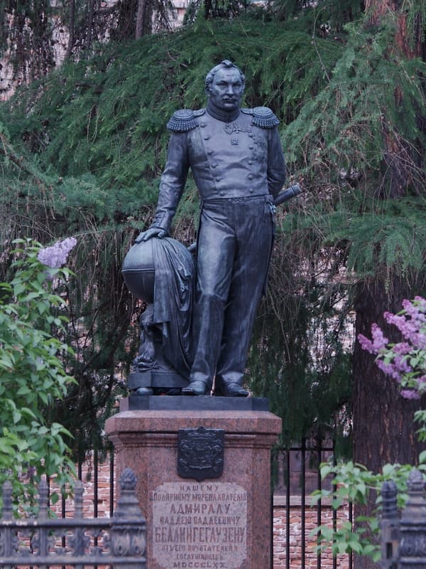 Памятник Фаддею Беллинсгаузену