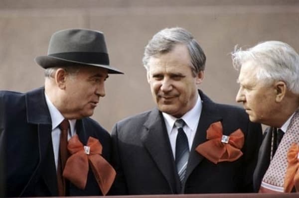 Горбачев, Рыжков, Лигачев на трибуне Кремля