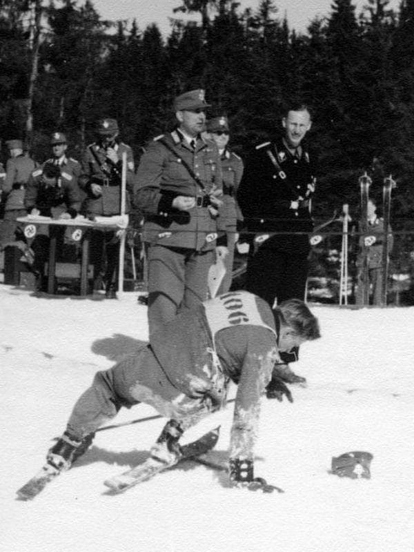 Рейнхард Гейдрих на лыжном курорте (в темной форме)
