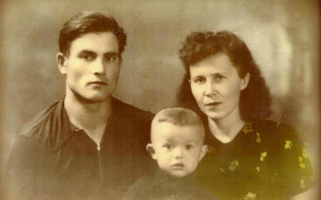 Михаил Девятаев с женой и сыном