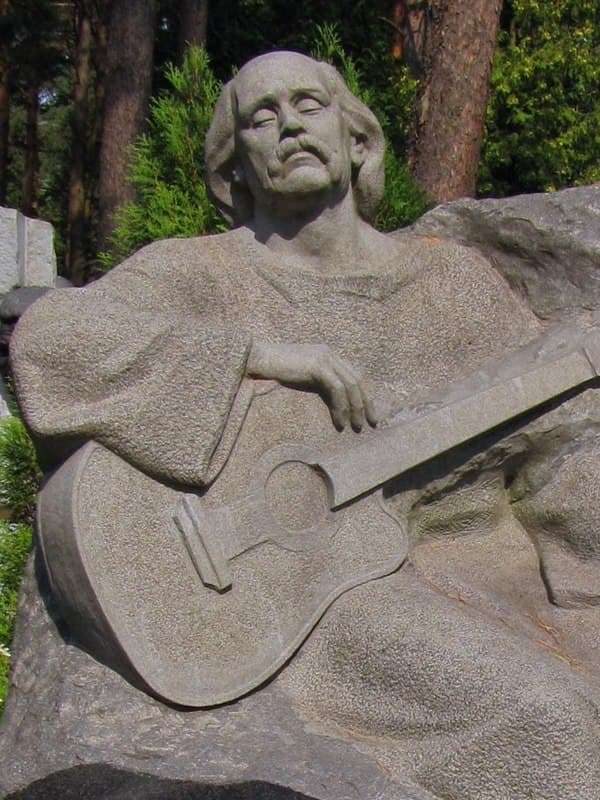 Памятник на могиле Владимира Мулявина