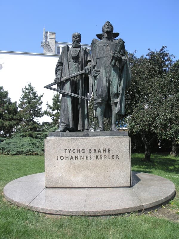 Памятник Иоганну Кеплеру и Тихо Браге