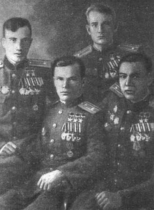 Муса Гареев с сослуживцами (справа)