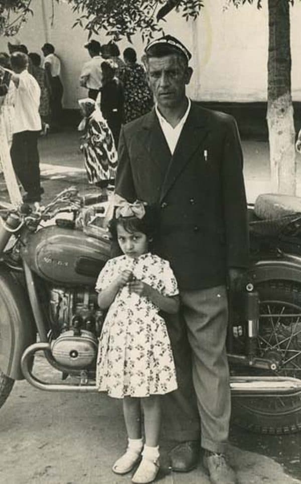 Насиба Абдуллаева в детстве с отцом