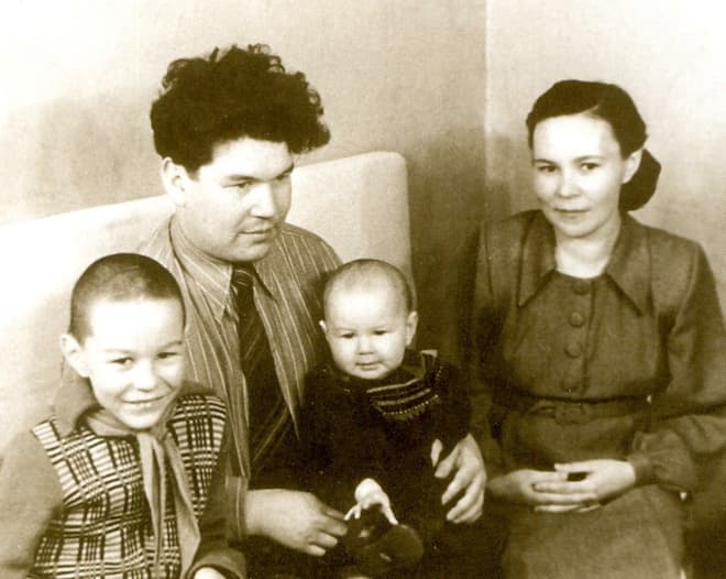 Мустай Карим с семьей