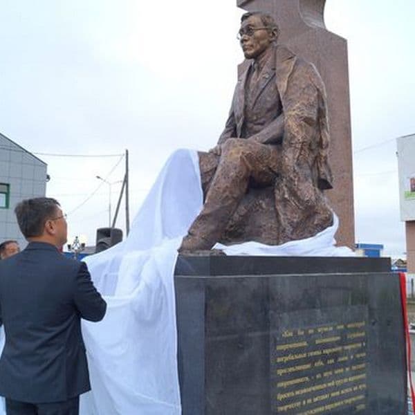 Открытие памятника Платону Ойунскому в Якутске