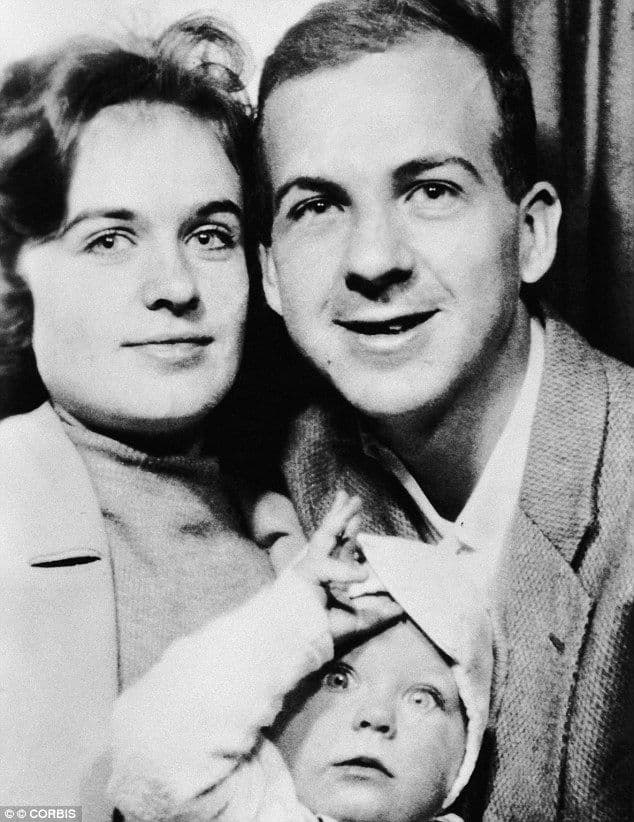Ли Харви Освальд и его жена Марина с дочерью