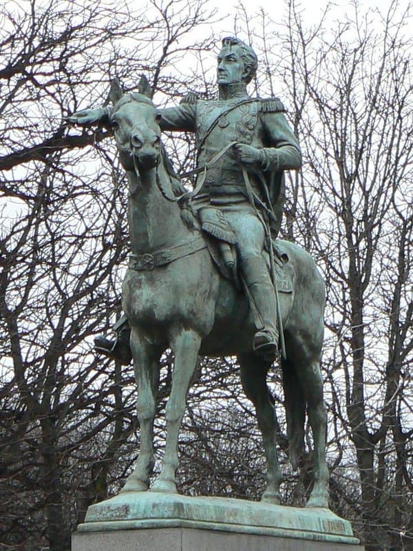 Памятник Симону Боливару в Париже