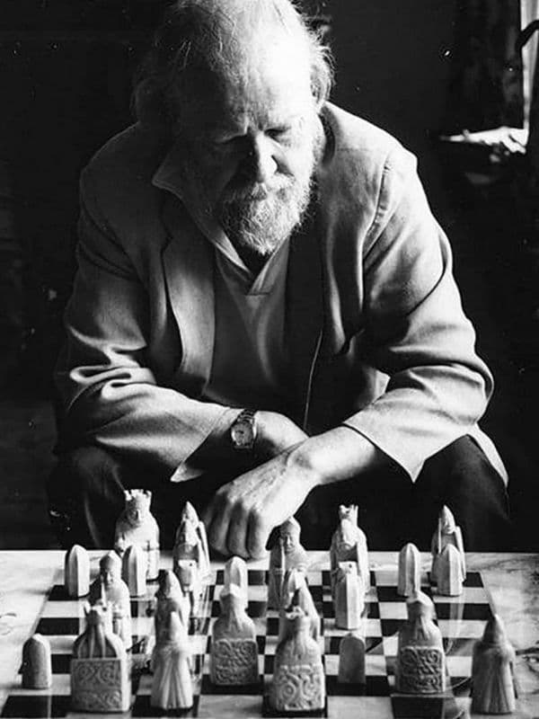 Уильям Голдинг играет в шахматы