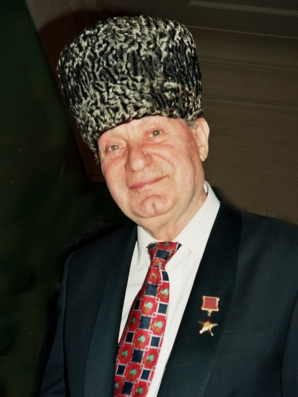 Махмуд Эсамбаев