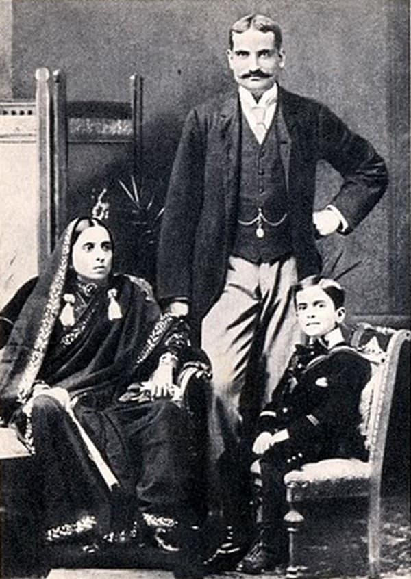 Джавахарлал Неру в детстве с родителями