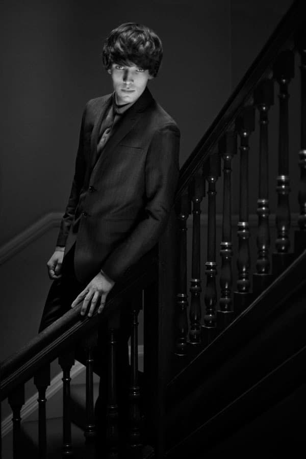 Колин Морган на лестнице