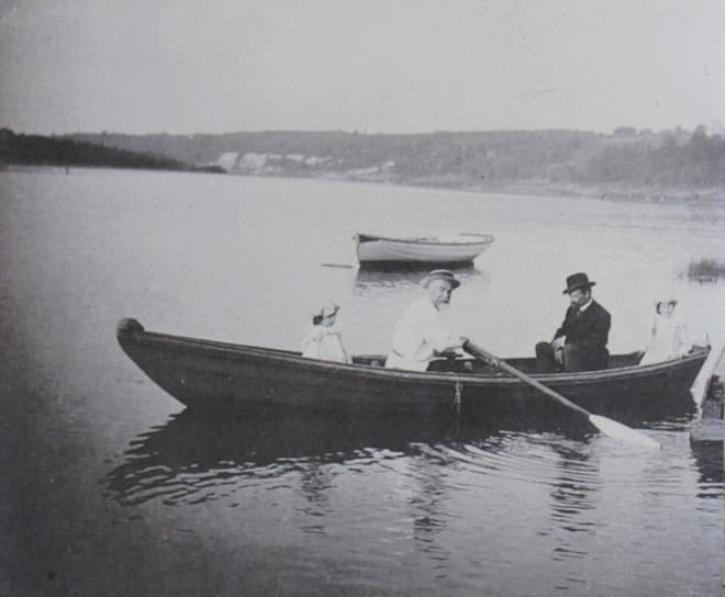Василий Поленов на лодке с дочерьми Натальей и Ольгой и доктором И.И. Трояновским