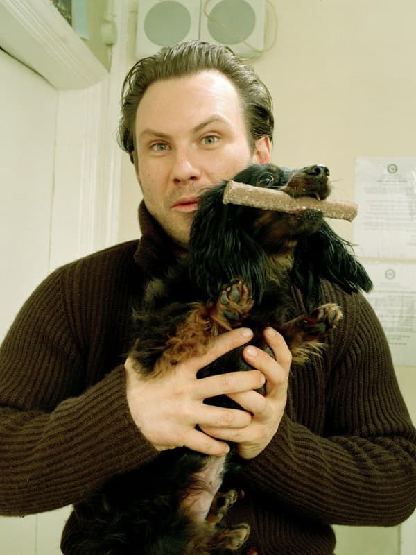 Кристиан Слэйтер с собакой