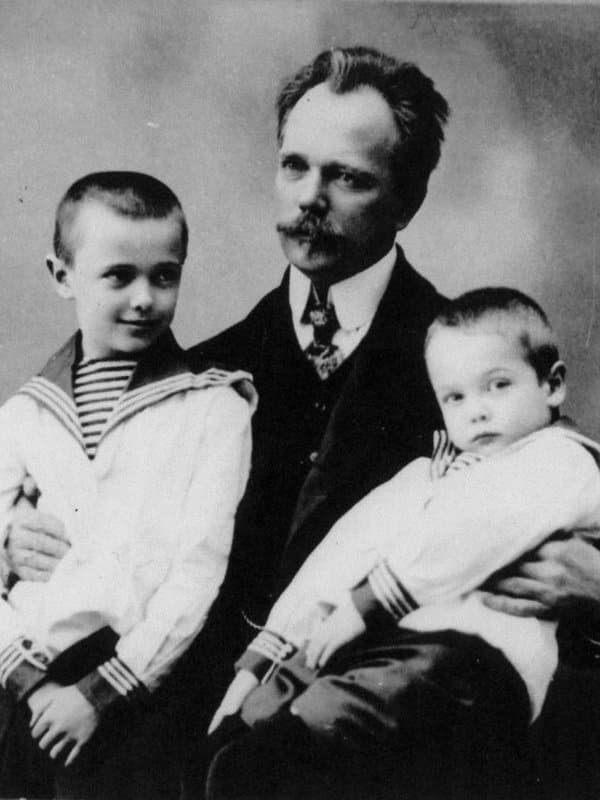 Евгений Чарушин в детстве с отцом и братом
