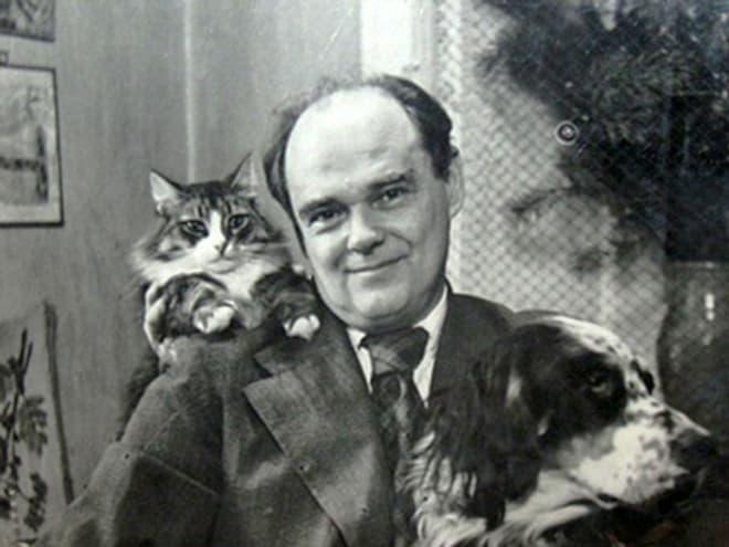 Евгений Чарушин с собакой и кошкой